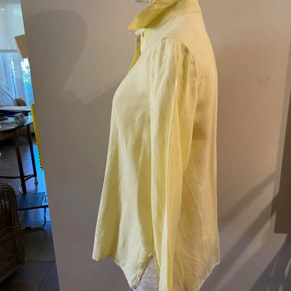 Pale Yellow Saks Real Clothes Button Down Blouse. Size 6 - Picture 4 of 6